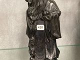 une statue représentant un homme barbu avec un oiseau sur l'épaule