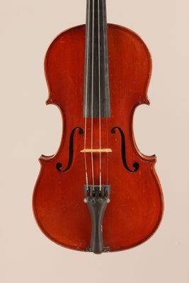 gros plan d'un violon avec un archet sur fond blanc