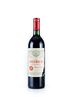 la bouteille de vin rouge est posée sur une surface blanche