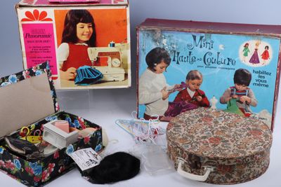 trois boîtes de matériel de couture posées sur une surface blanche
