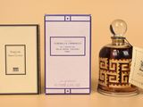 l'image d'un flacon de parfum à côté d'une boîte de parfum
