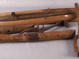 Plusieurs vieux outils en bois sont posés sur une surface blanche