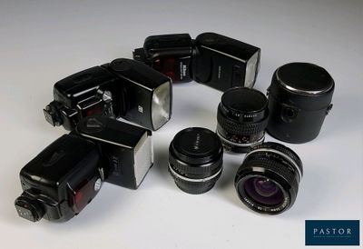 tout un tas d'appareils photo posés les uns à côté des autres sur une table