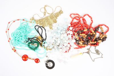 de nombreuses perles de différentes couleurs sur un fond blanc