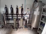 une pièce avec tout un tas de tuyaux et un chauffe-eau