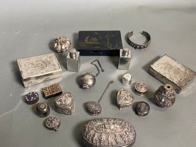 beaucoup d'objets en argent posés sur une table