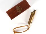 une petite boîte en bois à laquelle est attaché un porte-clés en laiton