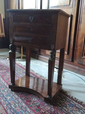 une petite table en bois surmontée d'un tiroir