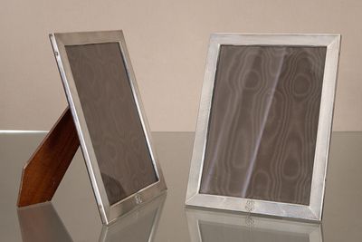 deux cadres posés sur une table avec un miroir