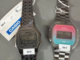 deux montres assises l'une à côté de l'autre sur une table