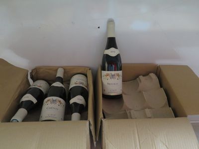 deux cartons de vin et une bouteille de vin sur la table