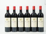 six bouteilles de vin rouge alignées sur une table