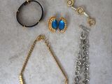 beaucoup de bijoux posés à même le sol