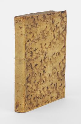 un vieux livre posé sur une surface blanche