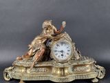 une horloge posée sur une table