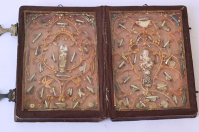 un étui marron sur lequel figure l'image d'un homme et d'une femme