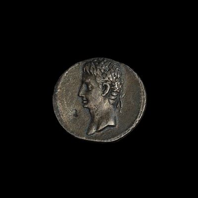 Gros plan sur une pièce de monnaie portant le visage d'un homme