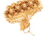 une image représentant un bracelet en or orné de fleurs