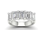 une bague en or blanc sertie de cinq émeraudes sur les côtés
