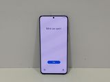 un gros plan d'un téléphone portable posé sur une table, avec un message à l'écran