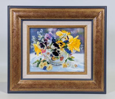 tableau représentant des pensées et d'autres fleurs dans un vase posé sur une table