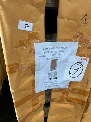 une boîte en carton sur laquelle sont collés une paire de ciseaux