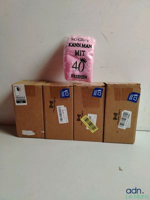 plusieurs boîtes sont empilées sur une table