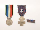 deux médailles et une médaille sur une surface blanche