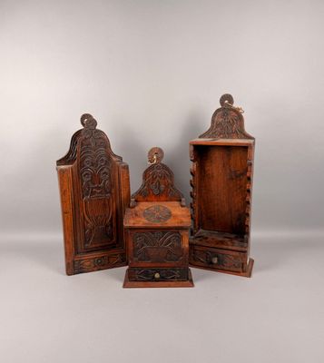 trois morceaux de bois comportant des sculptures et des gravures