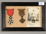 une vieille photo représentant un homme en uniforme et décoré de médailles