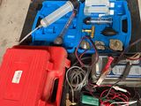 un grand nombre d'outils sur la table