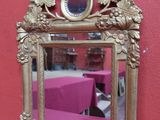 un miroir posé sur une table recouverte d'une nappe rose