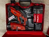 une caisse à outils rouge avec des outils sur le sol