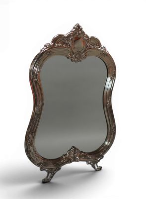 une image représentant un miroir posé sur un support