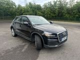 Le SUV Audi noir est garé sur un parking