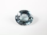 un gros plan d'un diamant bleu sur une surface blanche