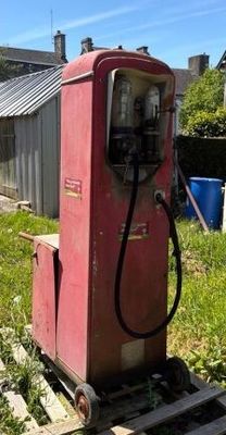 Ancienne pompe à essence distributrice, en tôle laquée rouge…