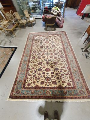 un grand tapis posé au sol, au milieu d'une pièce