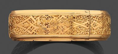 un bracelet en or orné d'un motif à l'intérieur