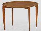 une table ronde avec des pieds en bois et un plateau en bois