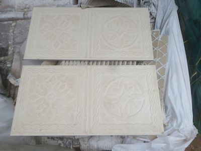 quatre carreaux posés sur une table