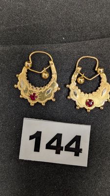 deux paires de boucles d'oreilles en or ornées de pierres rouges