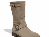 un gros plan sur une paire de bottes sur fond blanc