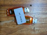 deux clés USB posées sur une table en bois
