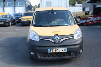 une camionnette jaune et noire garée sur un parking