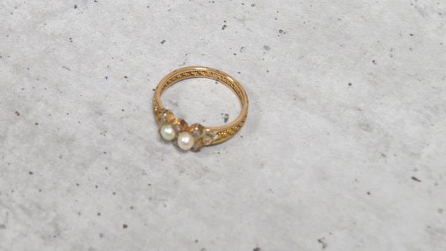 Bague décor de deux perles (manque deux perles) en or 18 carats 7...