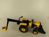 un tracteur miniature posé sur une table