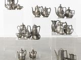 de nombreuses théières en argent exposées dans une pièce