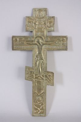 une croix en or sur laquelle est représenté Jésus sur la croix