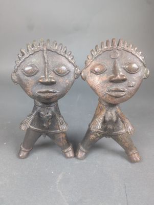 paire de figurines africaines en bronze représentant un homme et une femme
